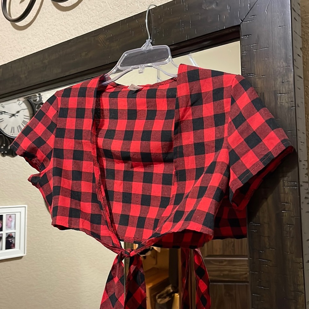 Eiffel, red/black checkered, front-tie crop shirt!
